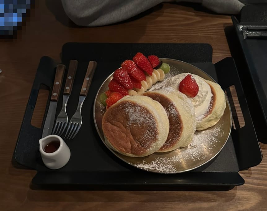morningbbang__는 안쪽 하나뿐인 테이블에 앉아 있다가 소파 자리가 나서 빠르게 선점했고, 그 자리에서는 눈앞 벽에 스크린이 보여 더 느낌 있다고 적었습니다.
