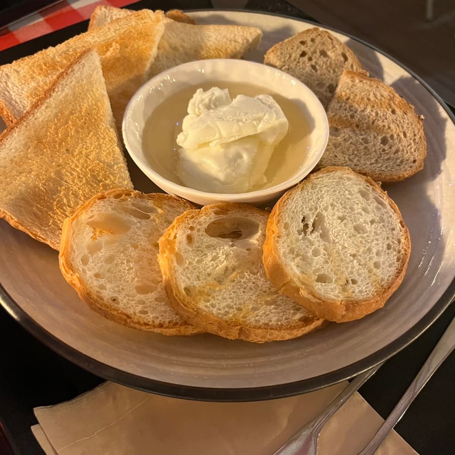 jmongkong은 카이막을 찾다가 이곳에 왔다며 터키인 사장님이 직접 운영하는 카페라 현지 맛을 느낄 수 있었다고 적었습니다.