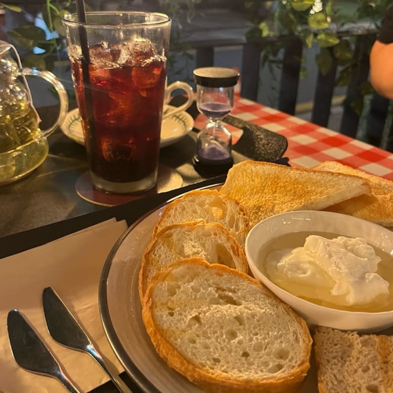 jmongkong은 카이막을 찾다가 이곳에 왔다며 터키인 사장님이 직접 운영하는 카페라 현지 맛을 느낄 수 있었다고 적었습니다.