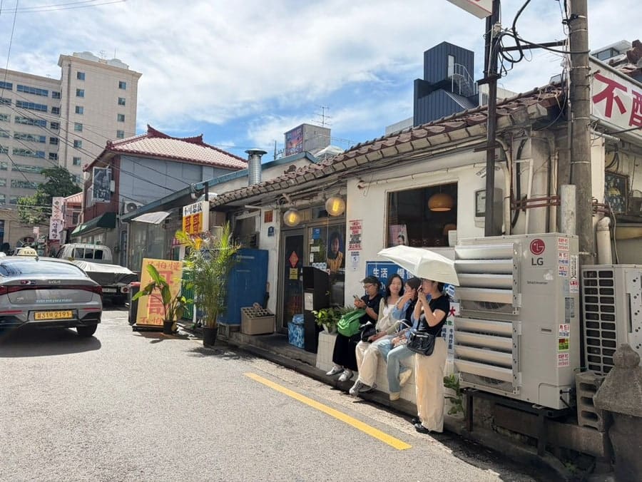 bitsbyz는 주말 오픈 시간에 맞추려고 10시 40분쯤 도착해 앞에 세 팀이 있었다고 적었습니다. 기와를 얹은 낮은 건물에 붉은 글씨 간판이 걸리고,