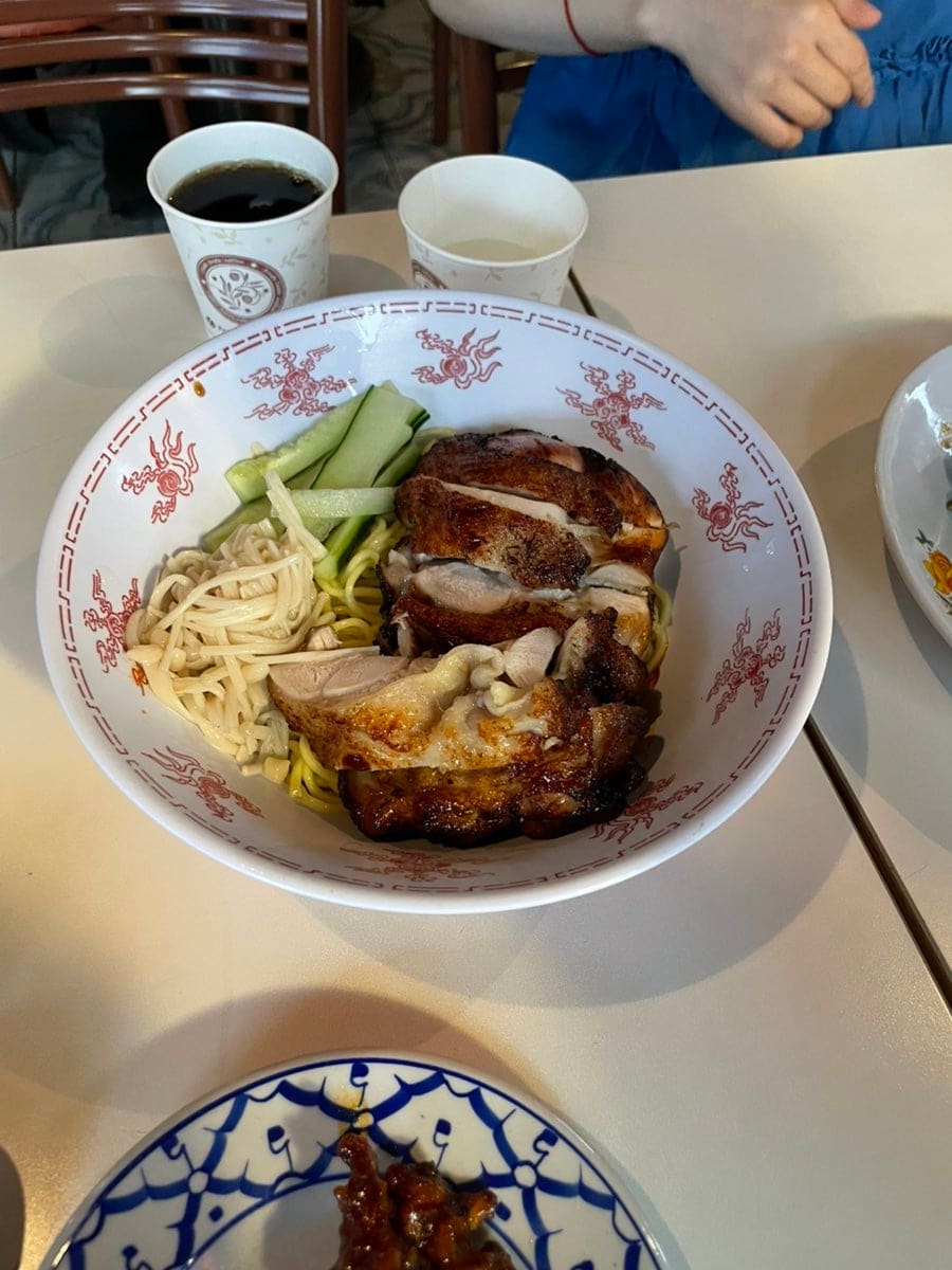 doowhatever는 생각보다 안쪽에도 자리가 있었고 대만과 홍콩의 분위기가 났다고 적었습니다. 계산대와 냉장고, 한자 문구가 붙은 유리 진열장이 보이는 안쪽 풍경과,