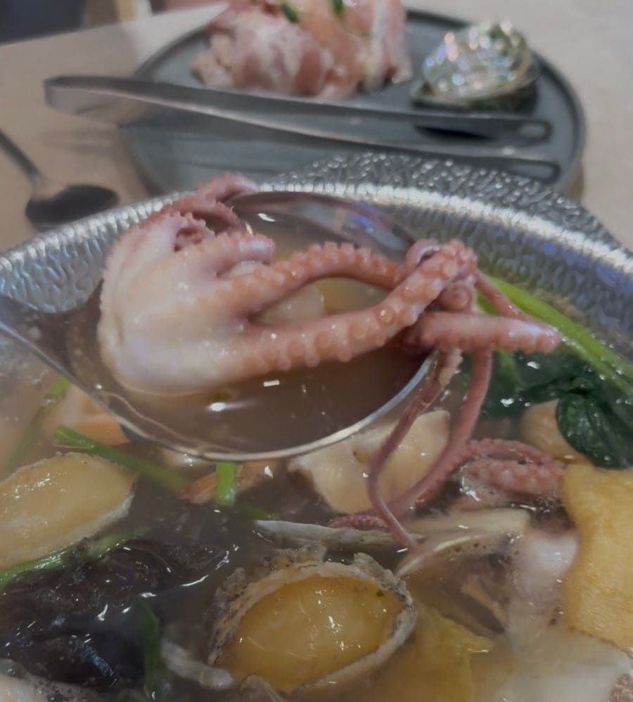 sotangu323은 해신샤브샤브를 시켜 해산물이 생각보다 정말 실했다고 적었습니다. 국자 위로 낙지 다리가 올라온 사진과,