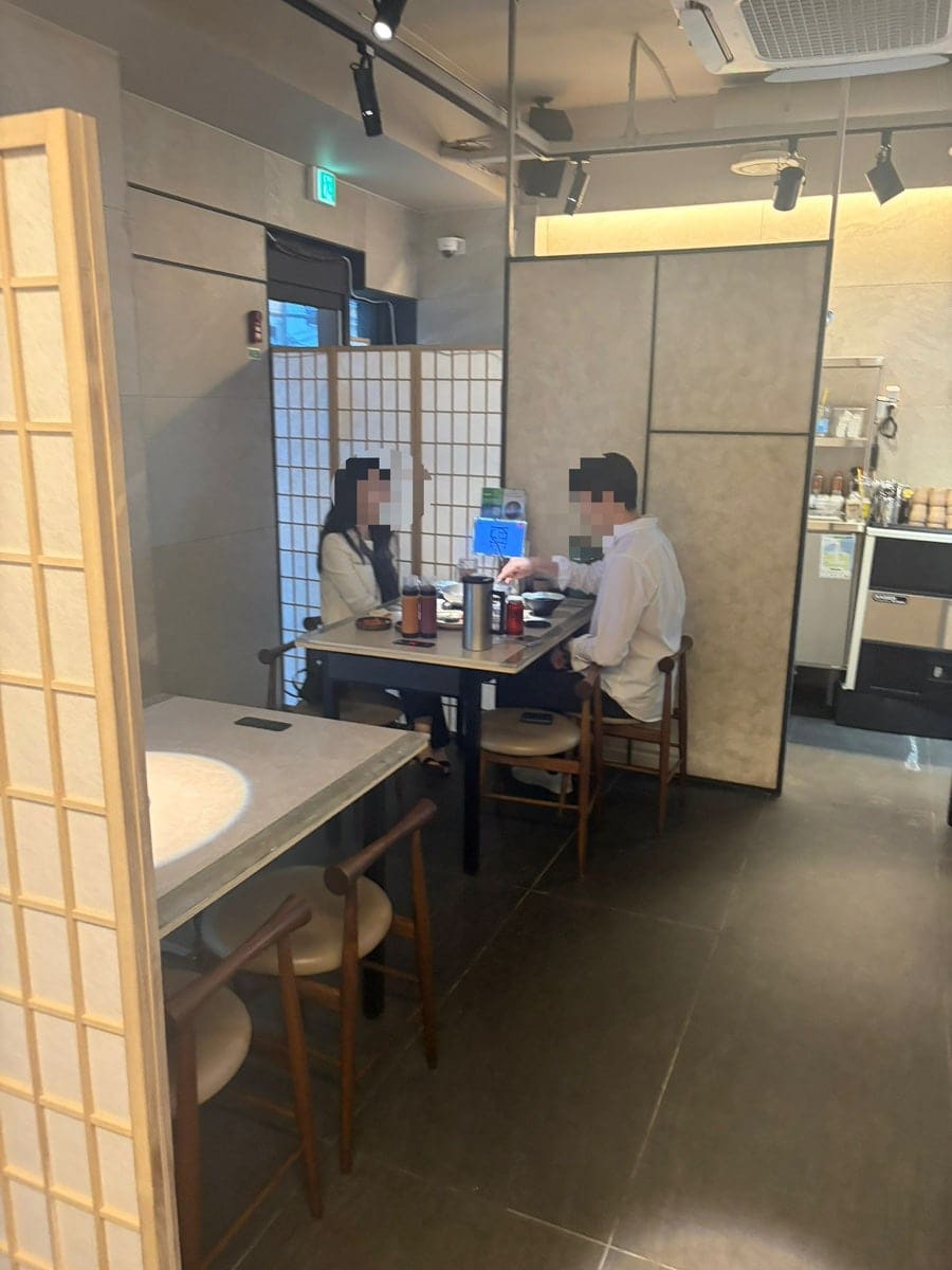 dahoon9296은 나무 창살 가림막으로 나뉜 좌석과, 밤이 내려앉은 통창 너머 대나무 화분을 함께 남겼습니다. 낮게 드리운 조명 아래 마주 앉은 손님들의 모습과,