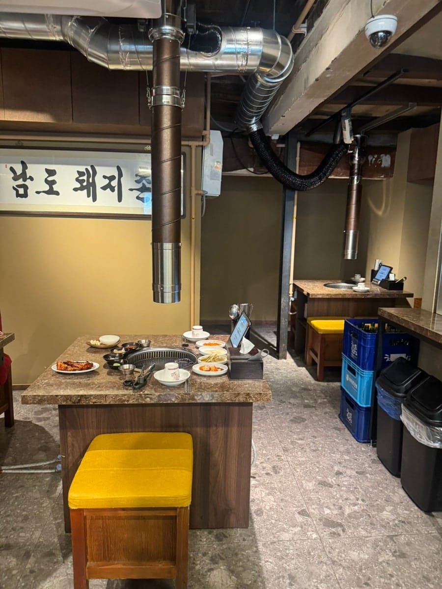 lizdoll은 2층의 반야장 테이블석이 이 집의 하이라이트라고 적었습니다.