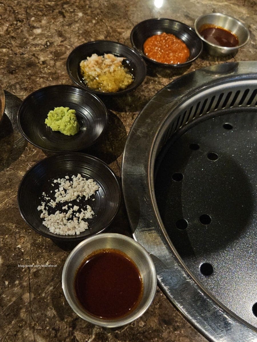castelwon은 양념게장과 대파김치와 장아찌를 짚으며 멜젓 불소스, 와사비, 들기름 새우젓, 소금이 함께 나온다고 적었습니다. 불판 옆 작은 그릇마다 와사비와 소금,