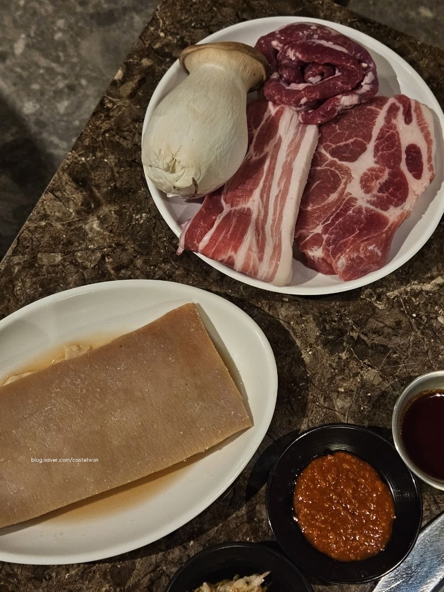 castelwon은 양념게장과 대파김치와 장아찌를 짚으며 멜젓 불소스, 와사비, 들기름 새우젓, 소금이 함께 나온다고 적었습니다. 불판 옆 작은 그릇마다 와사비와 소금,