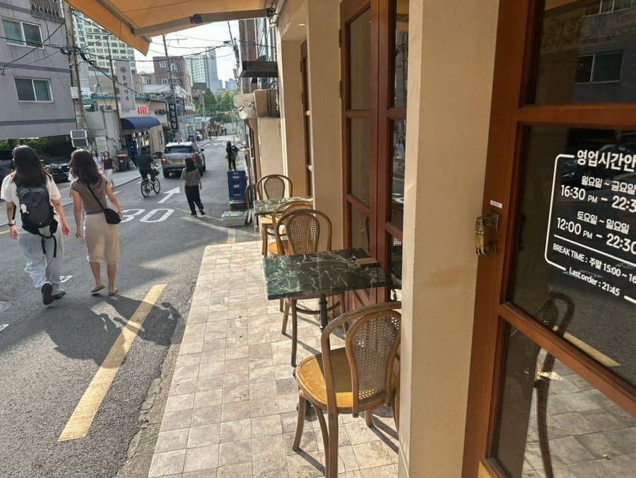 oniyam은 저녁 영업이 열리기 전부터 매장 앞에 줄을 섰고, 전에 5시가 넘어 갔다가 대기가 너무 길어 돌아선 적이 있어서 일찍 왔다고 적었습니다.