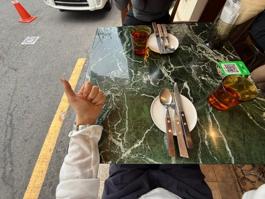 kirbyeon은 토요일 낮 12:30에 도착해 15분을 기다린 끝에 마침 난 테라스 두 자리를 얻었고, 낮부터 무알콜 샹그리아와 화이트와인 한 잔을 시켰습니다.