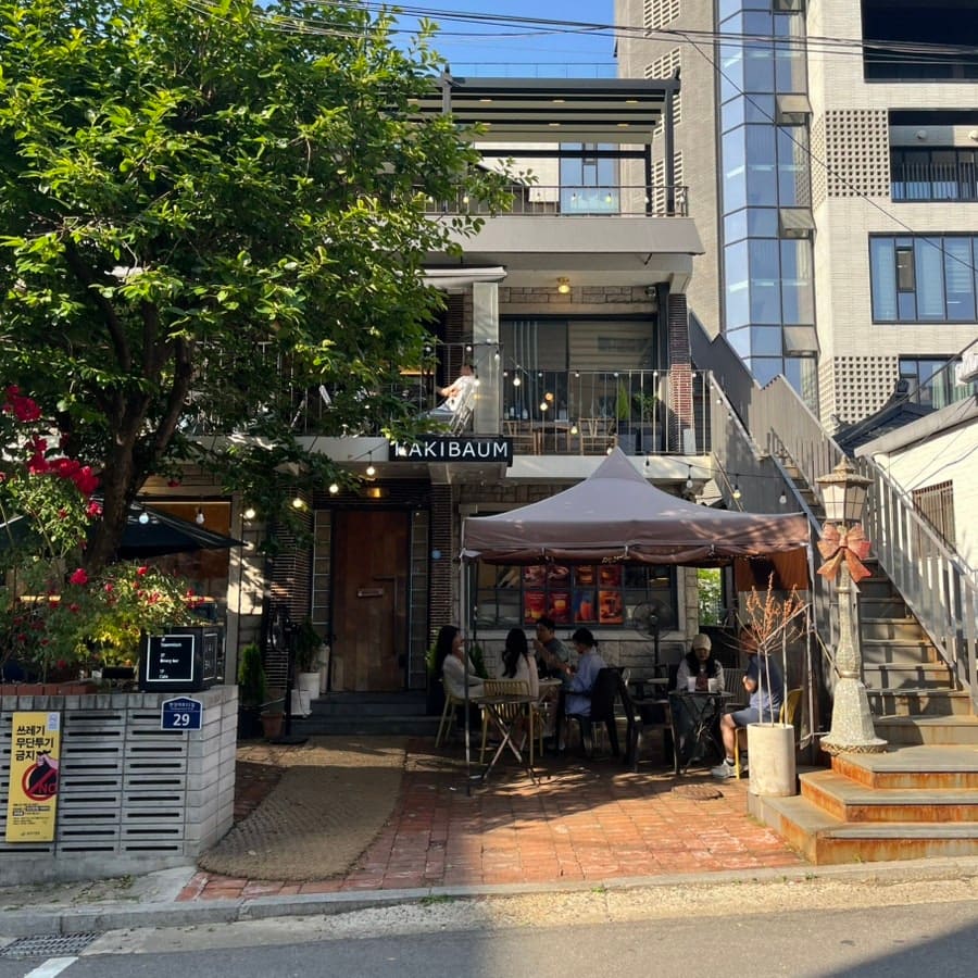새로 단장된 간판과 개성 있는 외관부터 야외 테라스까지, 용리단길의 새로운 가게들이 자신만의 스타일을 유지하면서도 골목에 생명력을 더하는 방식을 보여준다.