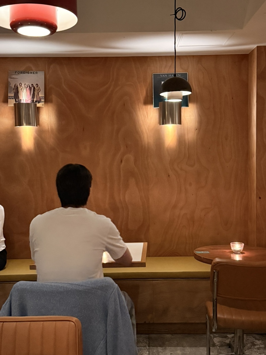 rong_room이 담은 실내입니다. 큼직한 스피커 두 대와 빼곡한 LP 책장이 바를 감싸고,