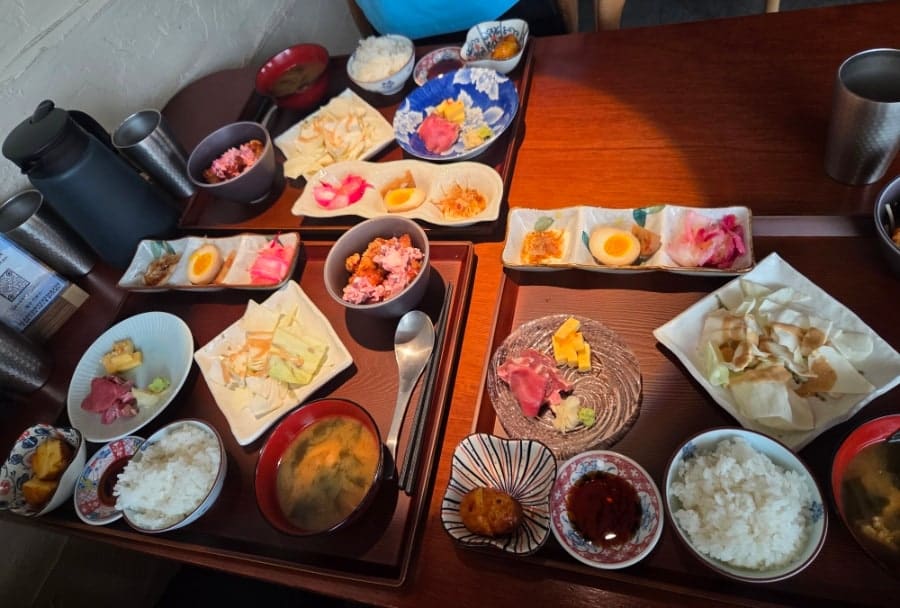 우드톤 인테리어로 차분한 분위기를 자아내는 남산요이의 다이닝 공간. 정식의 철학이 반영된 여러 반찬들이 정갈하게 한 상에 담겨 있어 일식의 정성이 느껴진다.