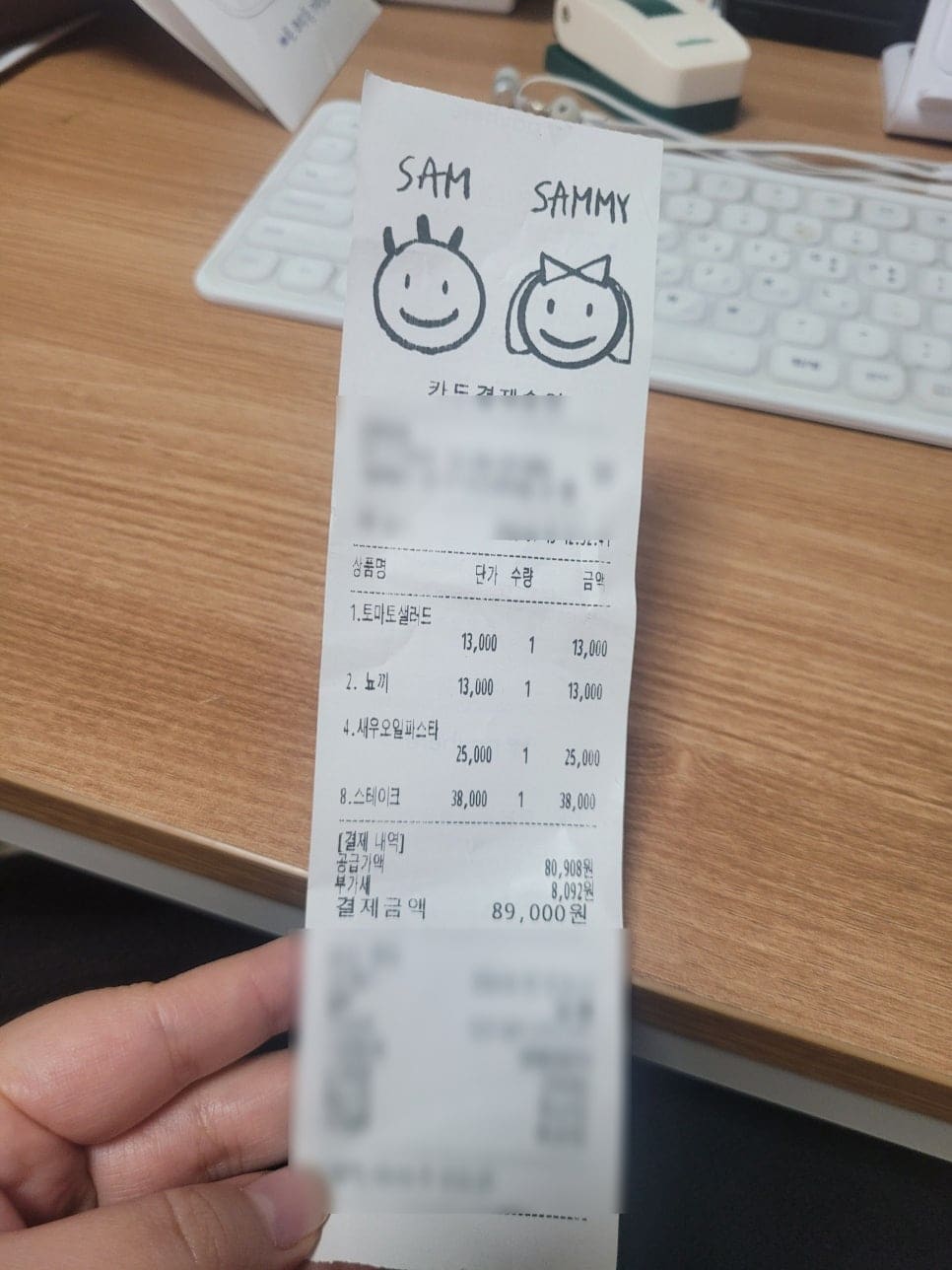 쌤쌤쌤의 파스타와 와인. 다양한 종류의 와인과 함께 제공되는 정성스러운 요리. 용리단길의 여러 음식 문화 중 하나인 유럽식 감성을 대표하는 가게의 모습이다.