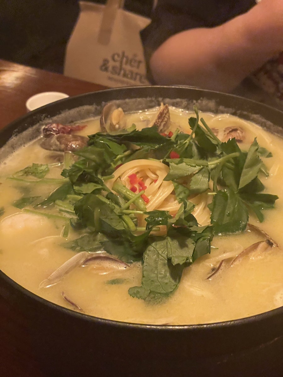 hyundu26이 담은 두 안주입니다. 미나리와 고수를 수북이 올린 바지락술찜 파스타, 그리고 와사비와 양념장을 곁들인 차돌박이 육사시미입니다.